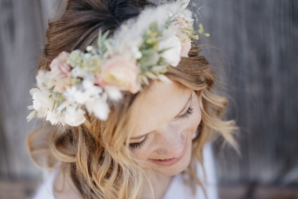 braut mir blumenganz in den Haaren, portraitfotografie