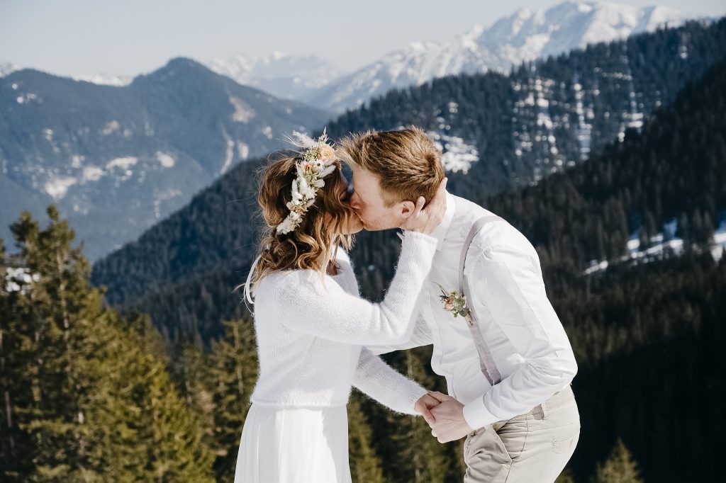 ein Paar küsst sich, Hochzeit, Bergpanorama