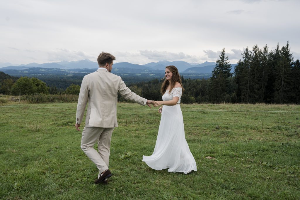 Brautpaar tanzt in den bergen mit schönem panorama