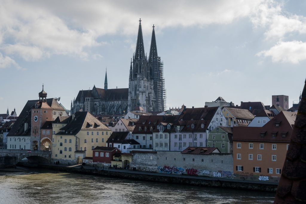 standesamtliche Hochzeit von einem homosexuellen lesbischen lgbtqiaplus paar in Regensburg in Bayern