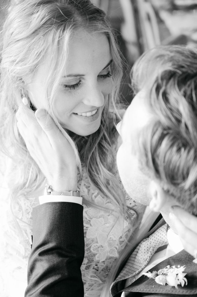 ein Brautpaar in Schwarz weiß küssen sich