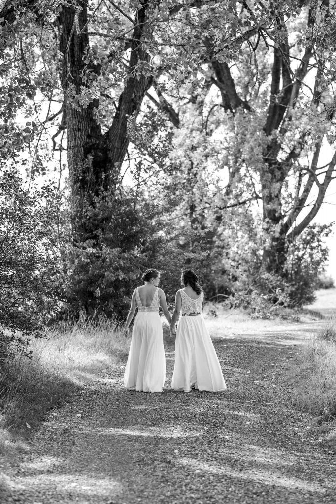 Hochzeitspaar Hand in Hand natürlich und emotional, Anna Futter - Hochzeitsfotograf