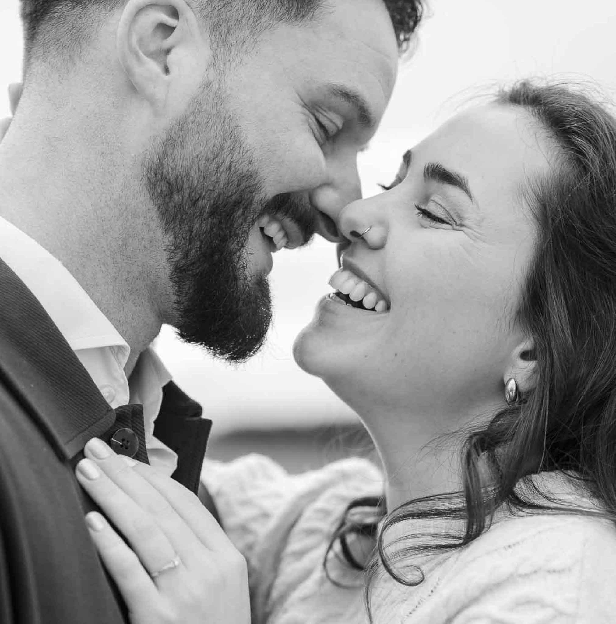 Emotionale Detailaufnahme Paar küsst sich während der Hochzeit. Aufgenommen durch Anna Futter - Hochzeitsfotograf München