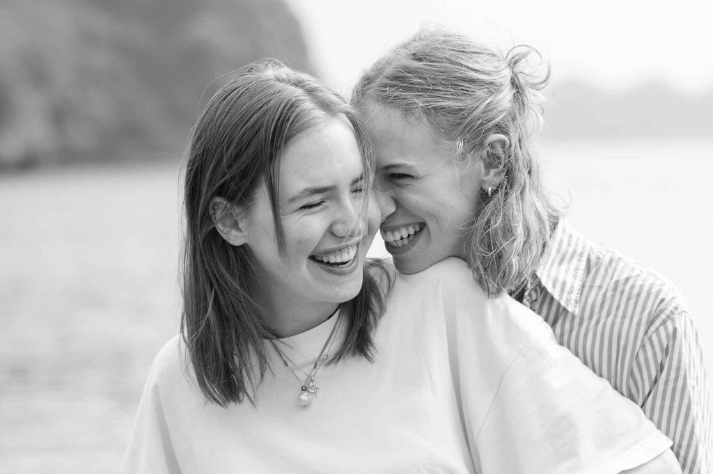 Zwei Frauen schauen sich verliebt an bei Paarfotografie